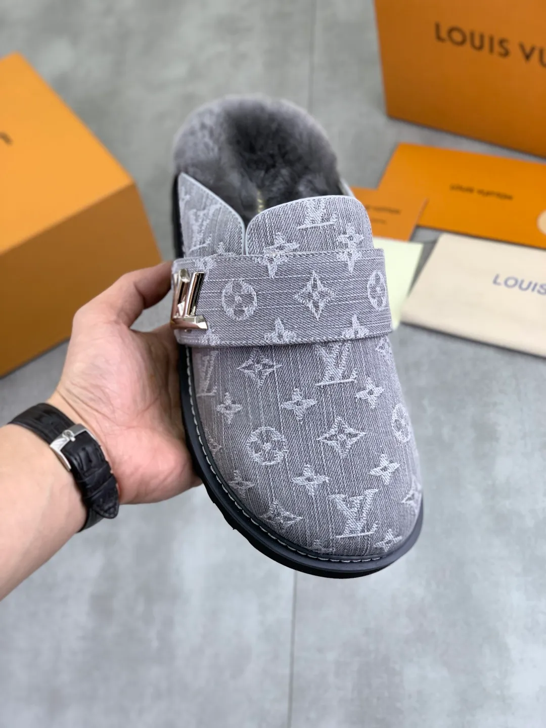 Men's Men's Shoes P480 New Couple Style LV Louis Vuitton L Family Donkey Brand Latest Easy Series Birkenstock Baotou Thick Sole Wool Slippers Sandals Original purchase, development and production This LV Easy sandal is made of suede cow leather, with Monogram pattern to highlight the trendy style. Adjustable straps with illuminated LV letters, flexible insoles and micro outsoles provide a light and comfortable experience. Exquisite packaging at the delivery counter 🛍📦 ▪️Fabric: Original custom imported first-layer cowhide ▪️Inner lining: Original customized warm wool lining ▪️Outsole: Original open-molded rubber foam material ▪️Sole thickness: 4CM ▪️Size: Men and women 35-45